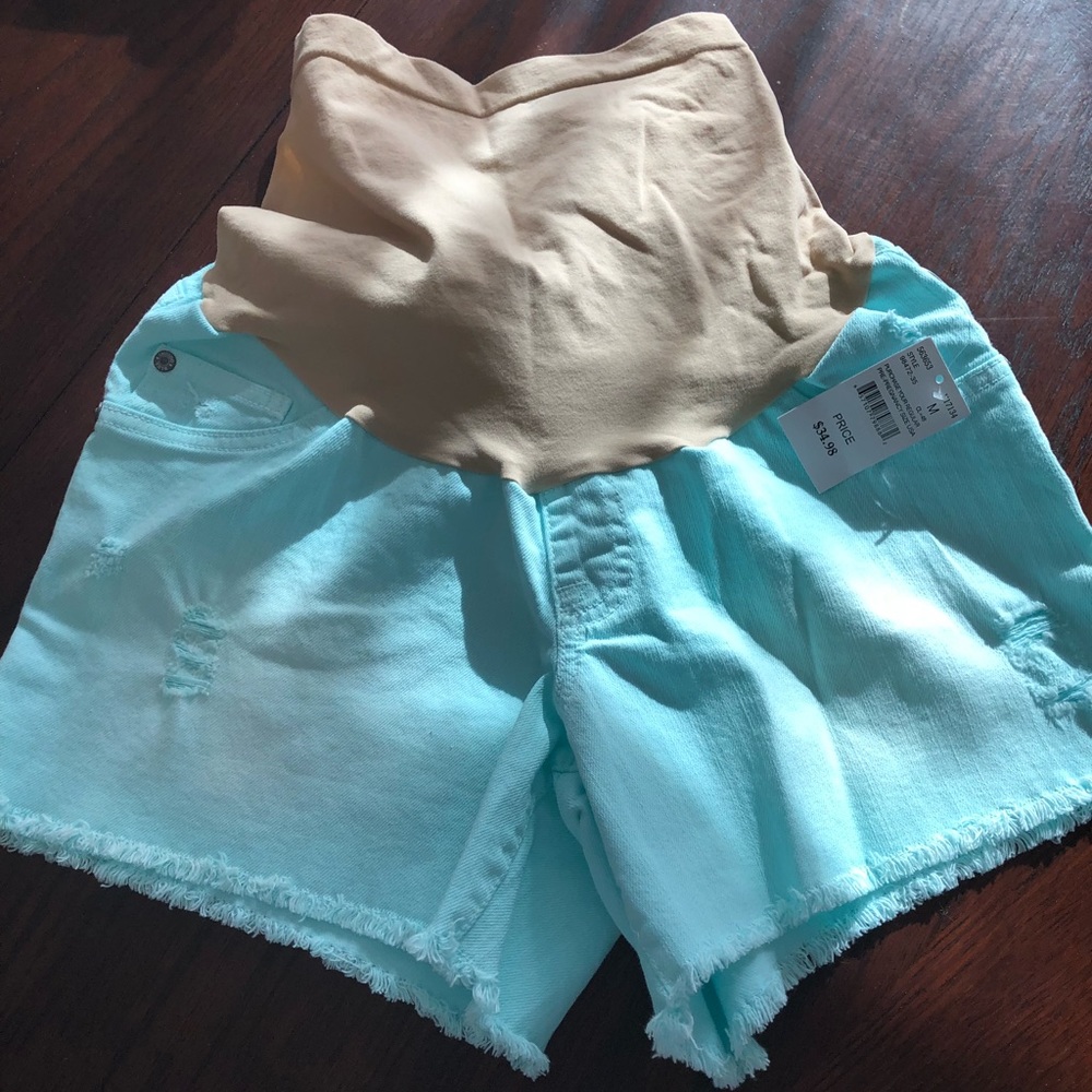 NWT Size medium maternity shorts